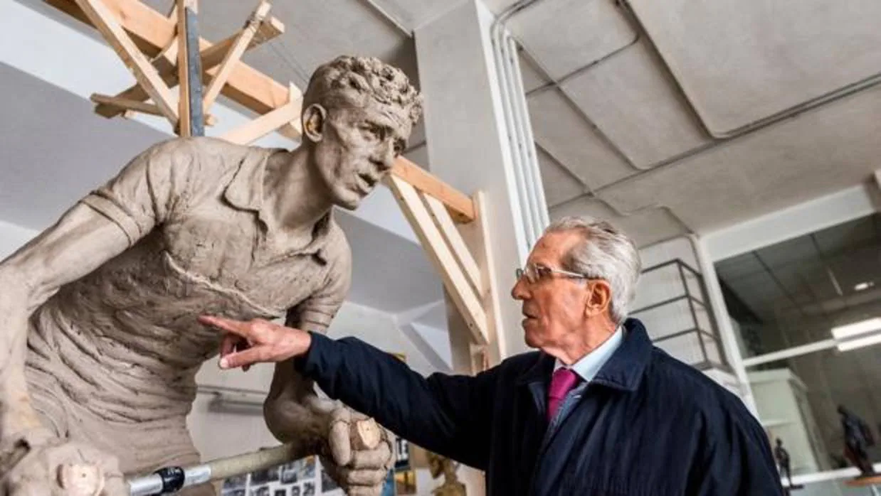 El escultor Javier Molina, ganador de la II Bienal «Julio Pascual», con Bahamontes en su taller de Valencia