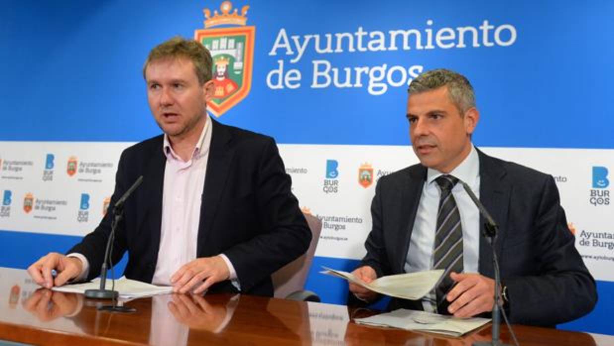 El alcalde de Burgos, Javier Lacalle (I); y el director territorial CaixaBank en Castilla y León y Asturias, Marc Benhamou (D), presentan el servicio «Nómina 15»