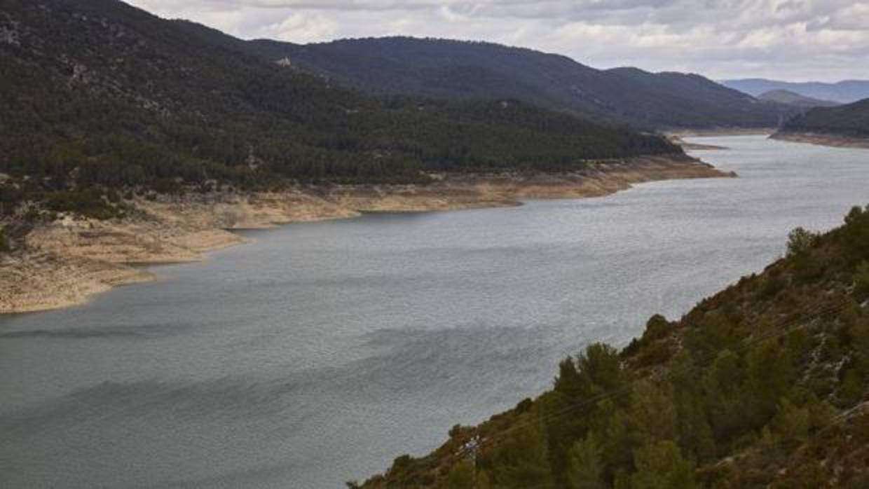 Canal que comunica los pantanos de Entrepeñas y Buendía, el 3 de abril antes de recargarse ambos embalses