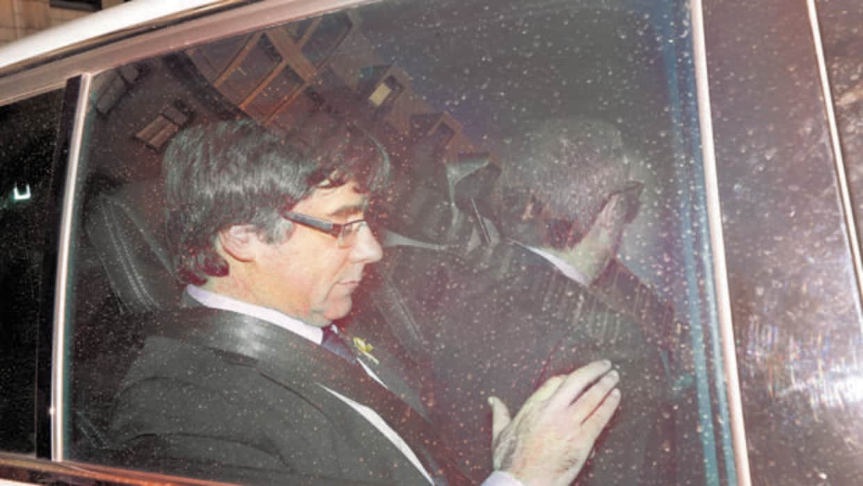 Carles Puigdemont fotografiado en su vehículo en una imagen de archivo