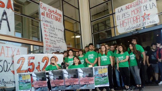 Un centenar de estudiantes ocupan el rectorado de la Universidad Autònoma de Barcelona