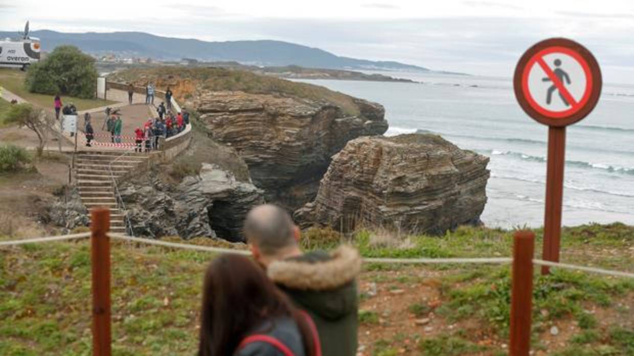 Señal de prohibición en la playa de As Catedrais