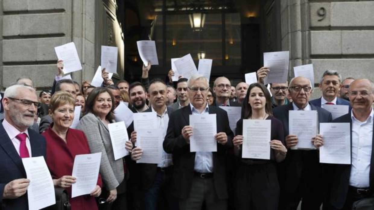 Imagen de Joan Ribó, en el centro, tomada este miércoles durante una protesta de alcaldes en Madrid