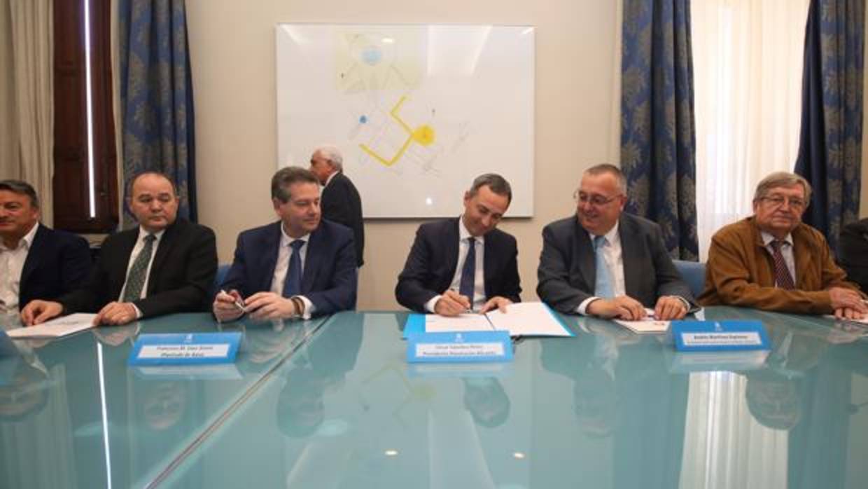 El presidente de la Diputación firmando el documento del Pacto Provincial del Agua con representantes de los regantes