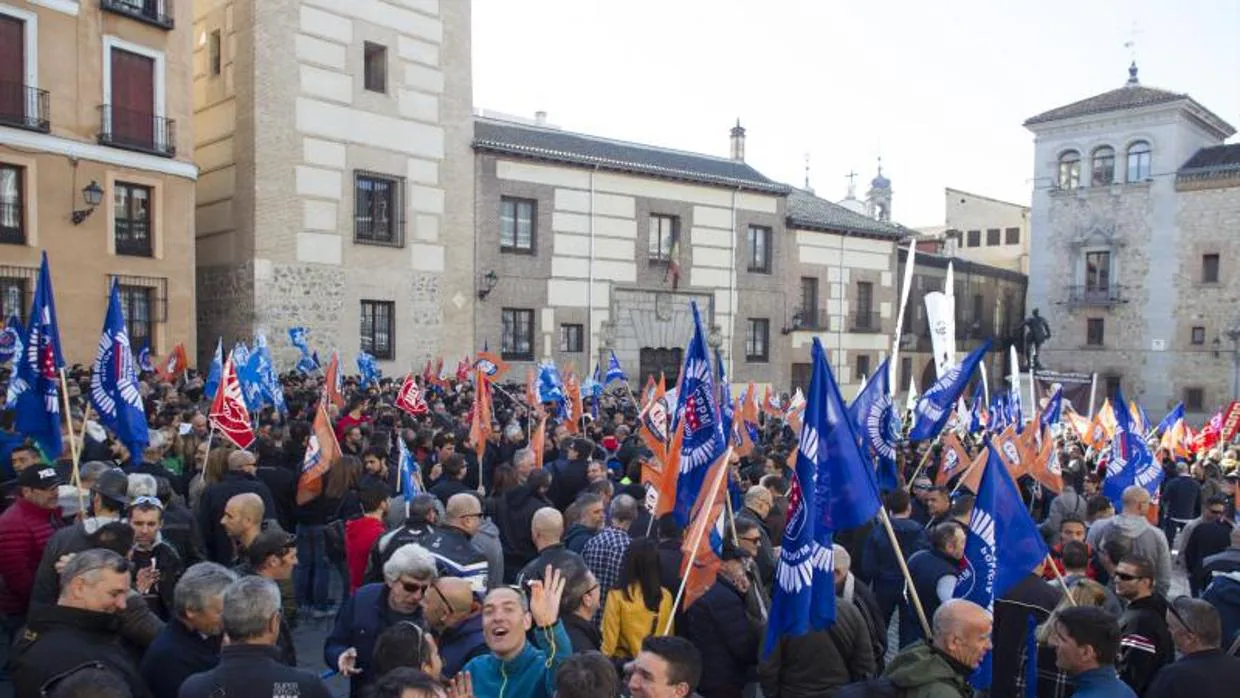 Manifestación de los agentes municipales en la Plaza de la Villa, el martes