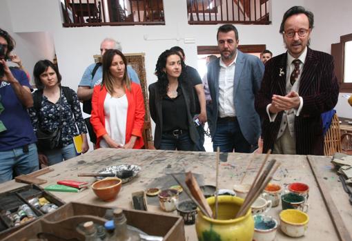 El nieto de Miró, Joan Punyet Miró (d) acompañado del president de la Fundació Mas Miró Fran Morancho (2d), la directora de la Fundació Mas Miró, Elena Juncosa (3i) y de la regidora de Turismo del Ayuntamiento de Mont-roig del Camp, Yolanda Perez