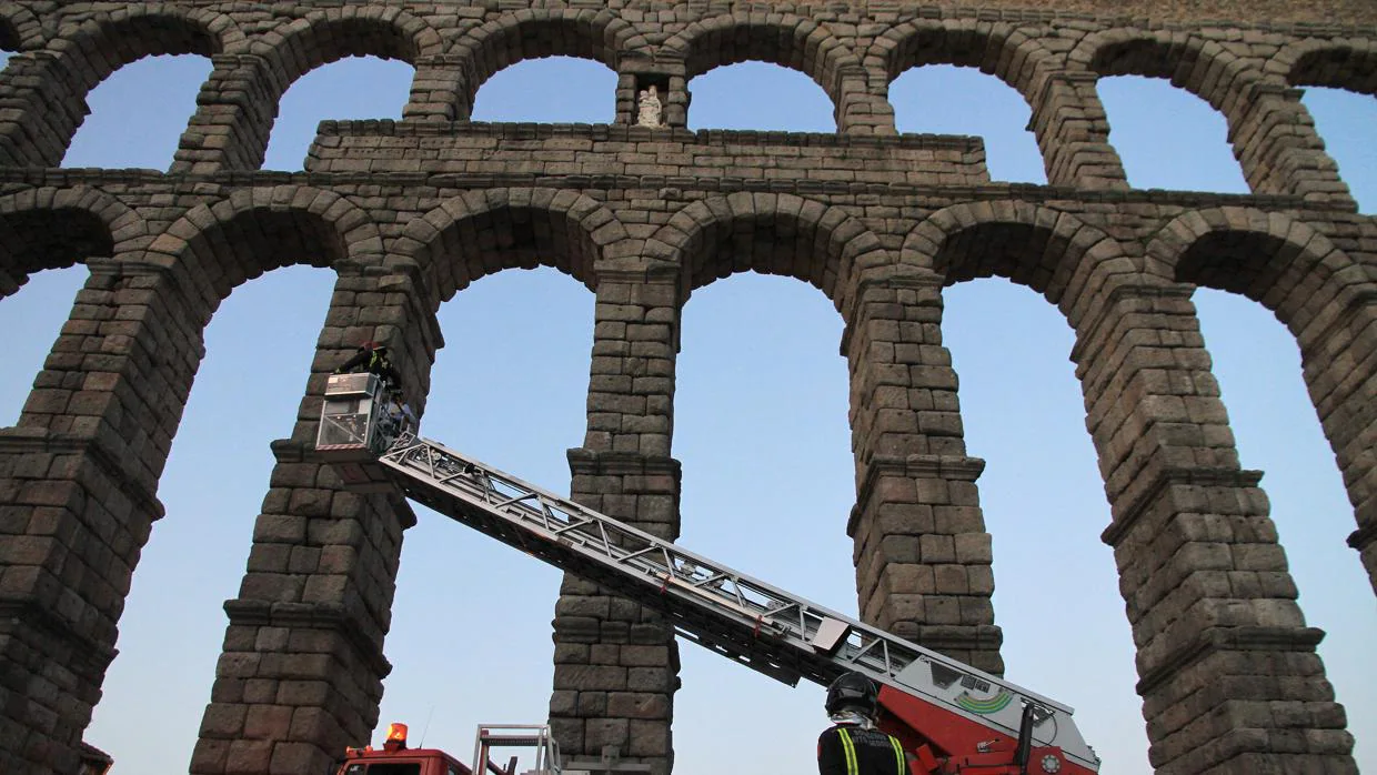 Los bomberos en el Acueducto de Segovia