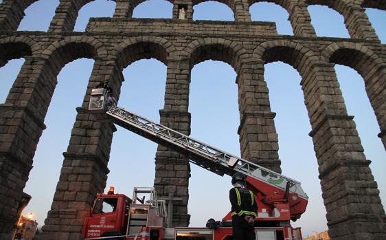 Segovia estudia instalar una réplica de la Virgen en el Acueducto tras un desprendimiento