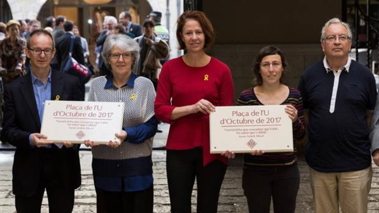 La alcaldesa, en el centro de la imagen, con las nuevas placas para la plaza