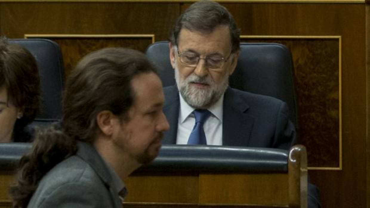 Pablo Iglesias pasa ante Rajoy durante un pleno del Congreso