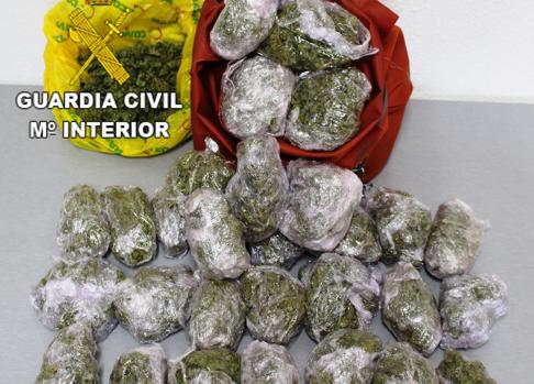 Conduce su vehículo sin carné vigente, le dan el alto en la A-66 y encuentran 1,1 kilos de marihuana