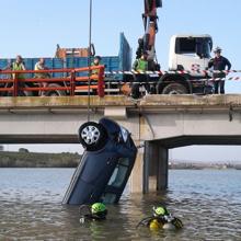 Momento en el que el vehículo fue extraído del río