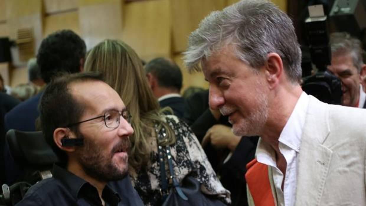 El alcalde Santisteve y el dirigente de Podemos Pablo Echenique, en una imagen de archivo