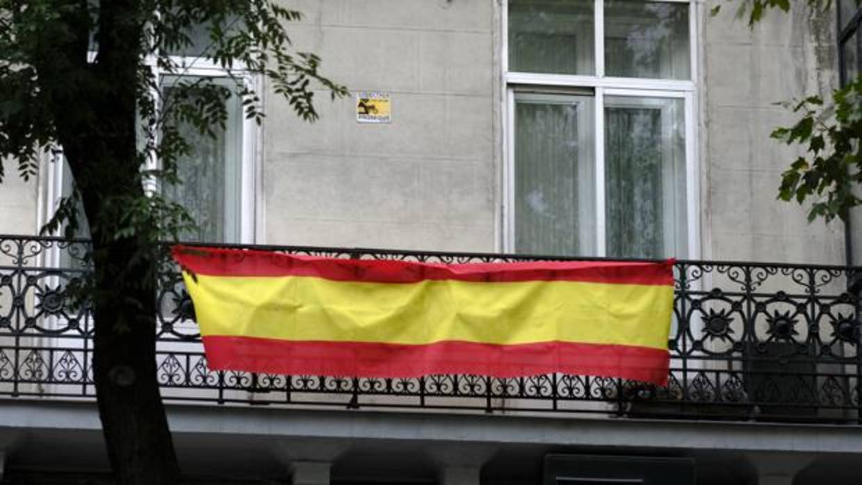 Una bandera nacional colgada en un balcón de Madrid