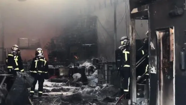Un incendio arrasa una nave industrial de pinturas en Campo Real