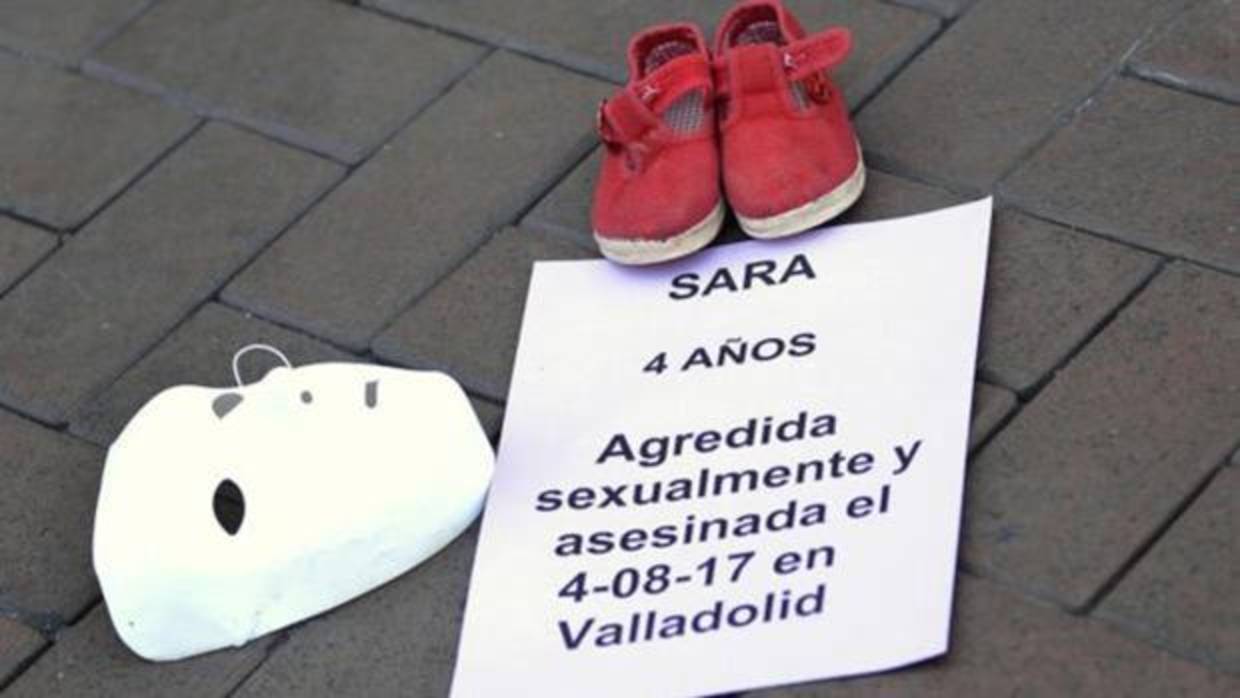 Un cartel con el nombre, la edad y la fecha de su defunción, junto a una máscara y unos zapatos, recuerdan a la niña Sara de 4 años