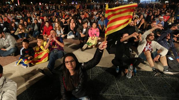 Gente sentada en la Plaza Cataluña de Barcelona el 1 de octubre del 2017
