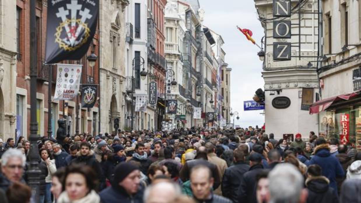 Turistas en la calle Ancha de León, esta pasada Semana Santa