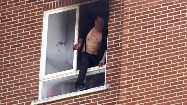 Se lanza al vacío desde la ventana de un edificio tras asesinar a una madre y su hija en Vitoria