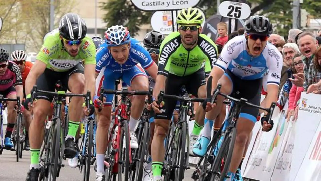 Mihkel Räim (D) se adjudica la segunda etapa de la XXXIII Vuelta Ciclista a Castilla y León con llegada en Palencia