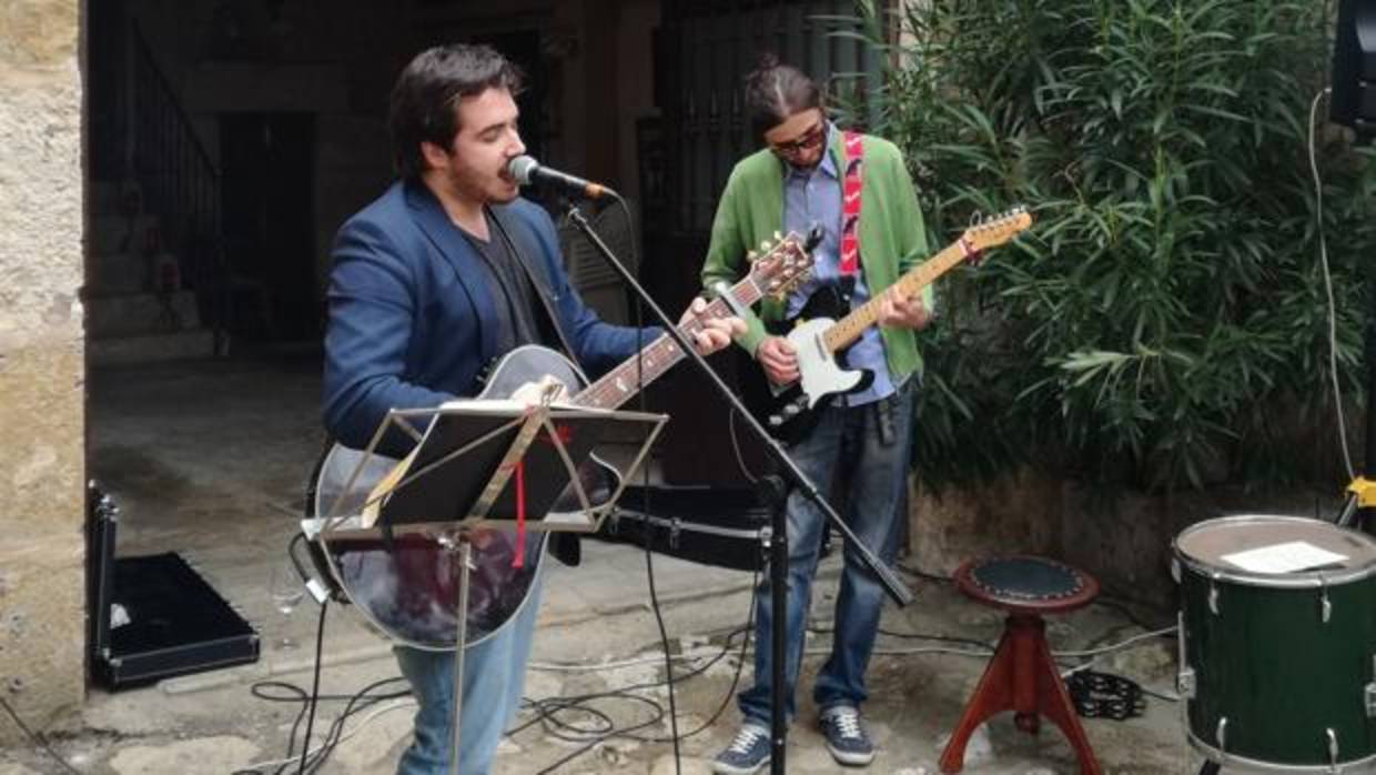 El grupo Brezmes duirante su actuación en el aniversario de las «Amapolas Comuneras» de Godofredo Garabito