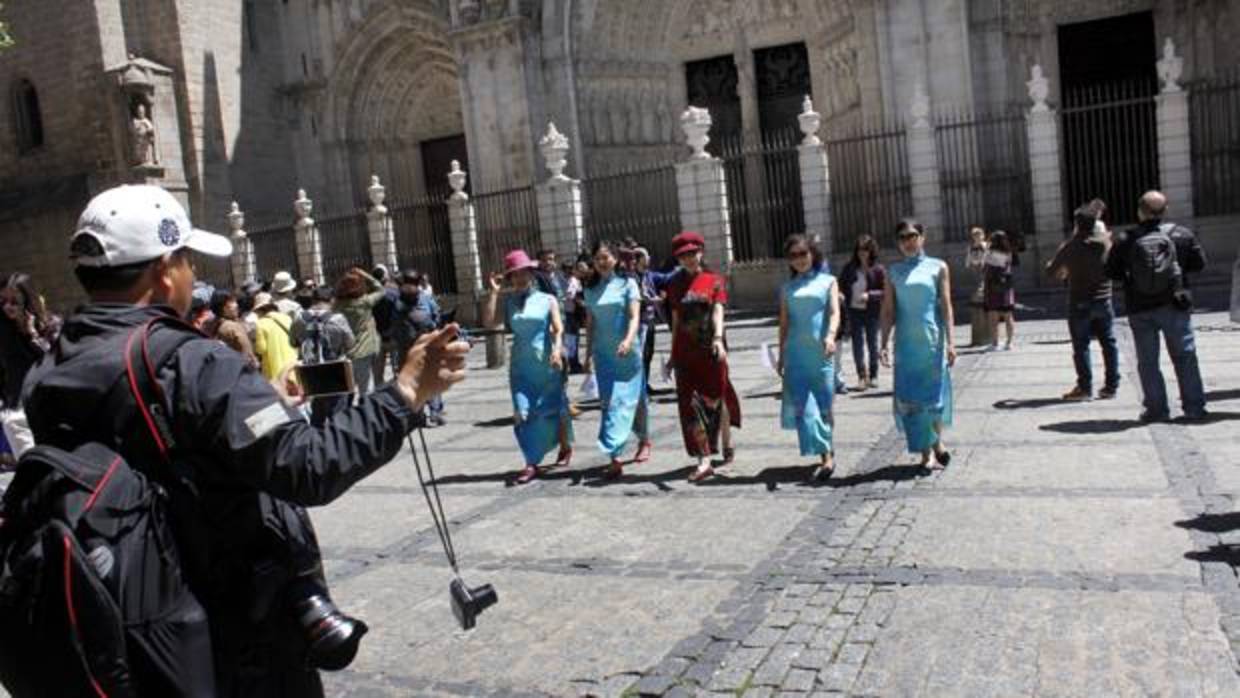 Turistas chinos graban un vídeo en la plaza del Ayuntaento de Toledo