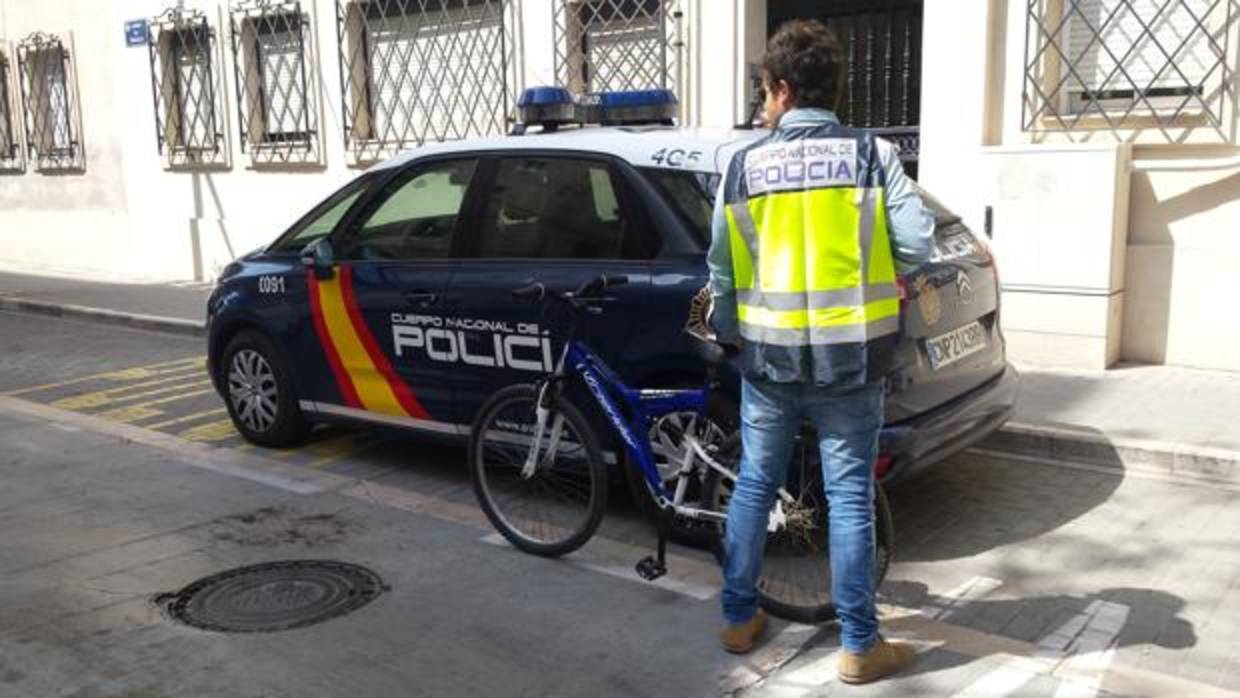 Imagen de la bicicleta del detenido en Valencia por robos a mujeres mayores