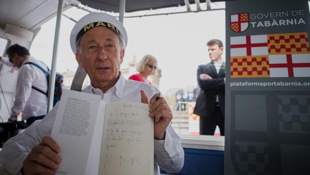 Boadella se sube a un catamarán para dedicar a Puigdemont su libro sobre Tabarnia