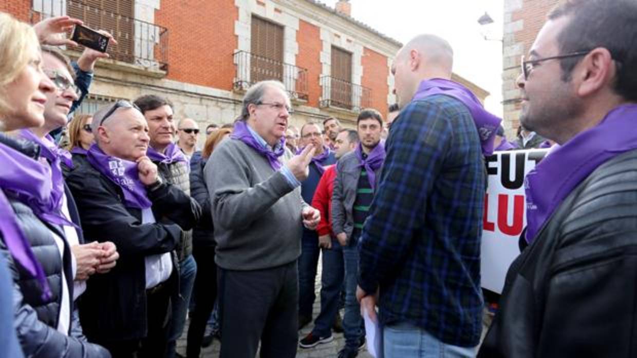 Hererra, junto a los trabajadores de Made este lunes en Villalar