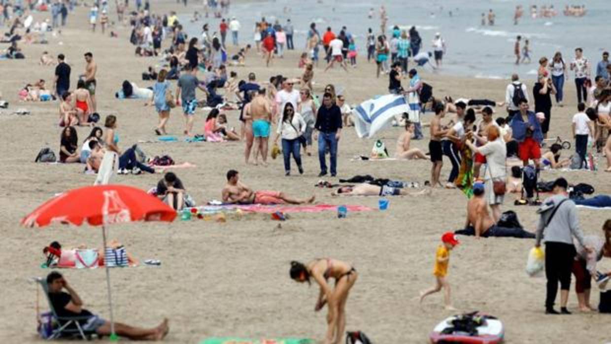 Aspecto que ha ofrecido la playa de Valencia este domingo, por el buen tiempo