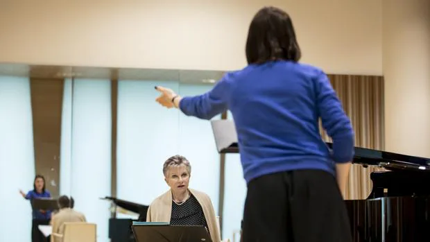 La soprano Mariella Devia imparteix classes de bel canto als artistes del Centre Plácido Domingo