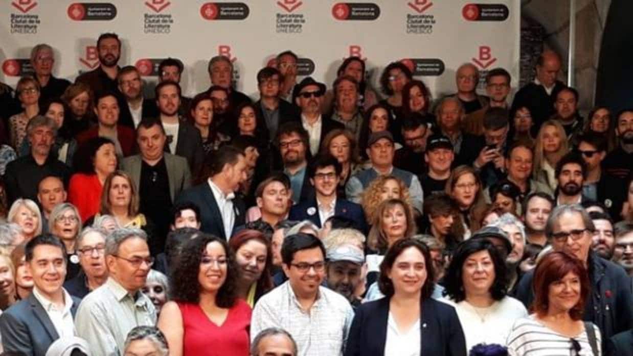 Foto de família de la alcaldesa con escritores y editores en Barcelona