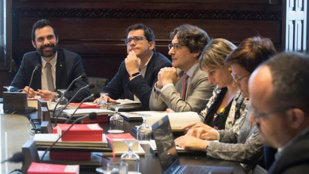 El presidente de la Cámara catalana Roger Torrent, al inicio de la reunión de la Mesa del Parlament