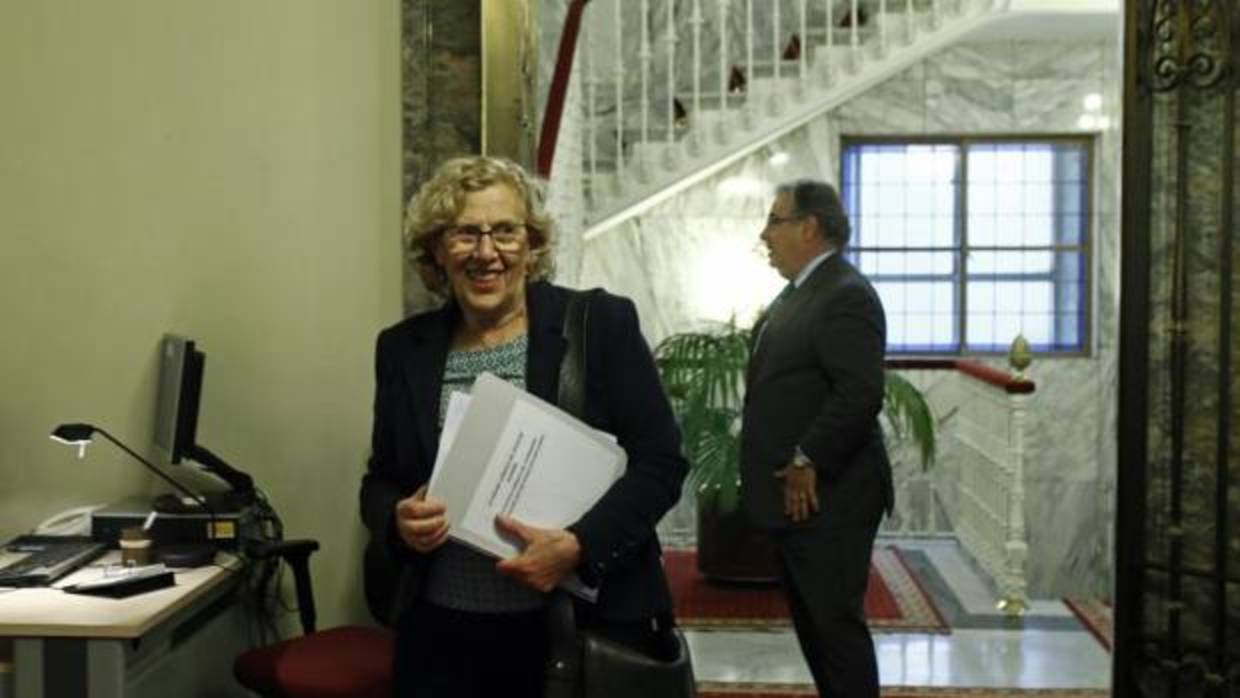 La alcaldesa de Madrid, Manuela Carmena, frente al ministro del Interior, Juan Ignacio Zoido, ayer, tras la reunión mantenida en el Ministerio