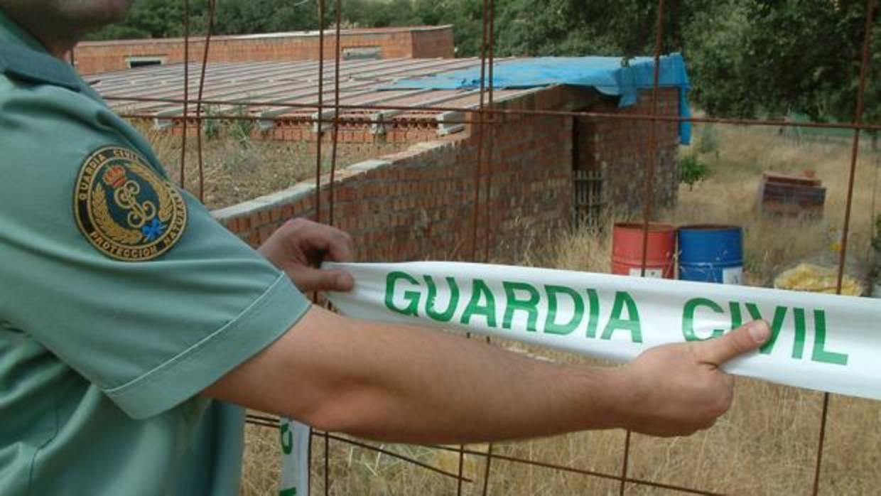 Fotografía de archivo de un guardia civil precintando una finca