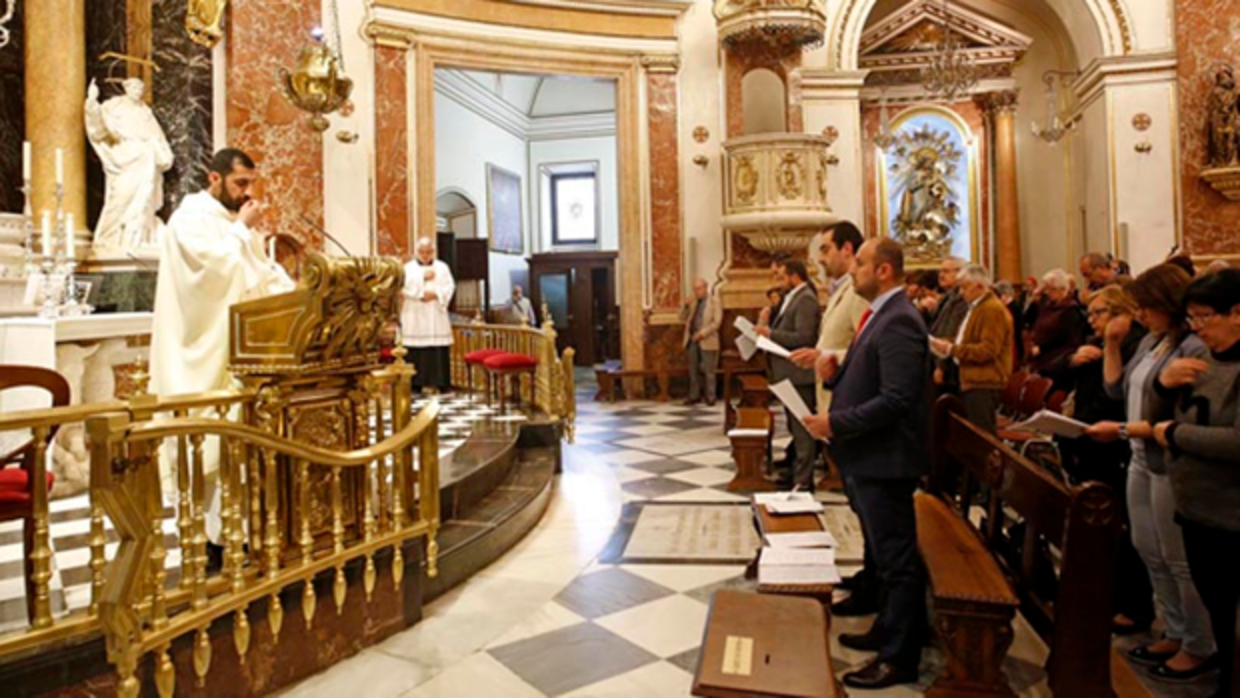 Un momento de la misa oficiada en árabe en la Basílica de la Virgen de los Desamparados de Valencia, este martes