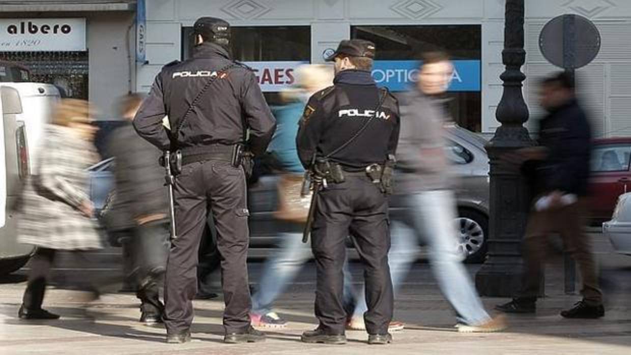 Imagen de archivo de dos agentes de la Policía Nacional en Valencia