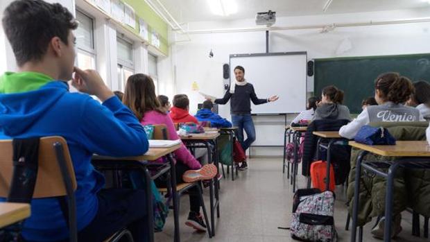 Alumnos en clase en una imagen de archivo