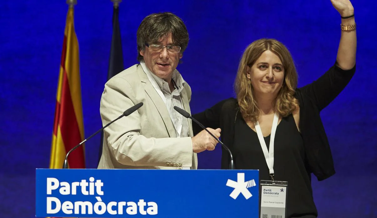 El expresidente de la Generalitat Carles Puigdemont con la dirigente del PDECat Marta Pascal