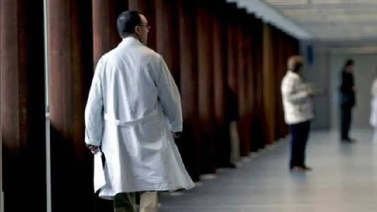 Médico en los pasillos de un hospital en una imagen de archivo