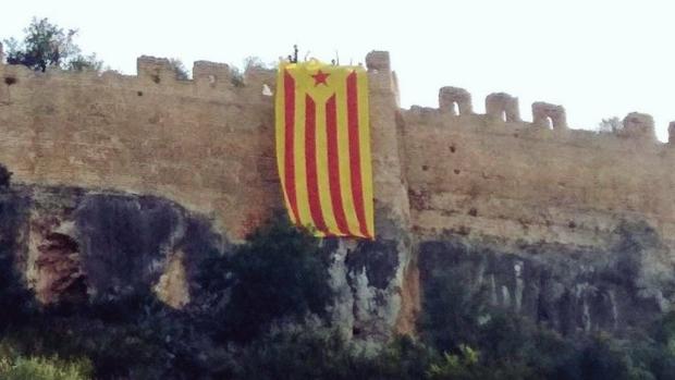 Arran realiza pintadas contra la Guardia Civil y exhibe una «estelada» en un castillo de la Diputación