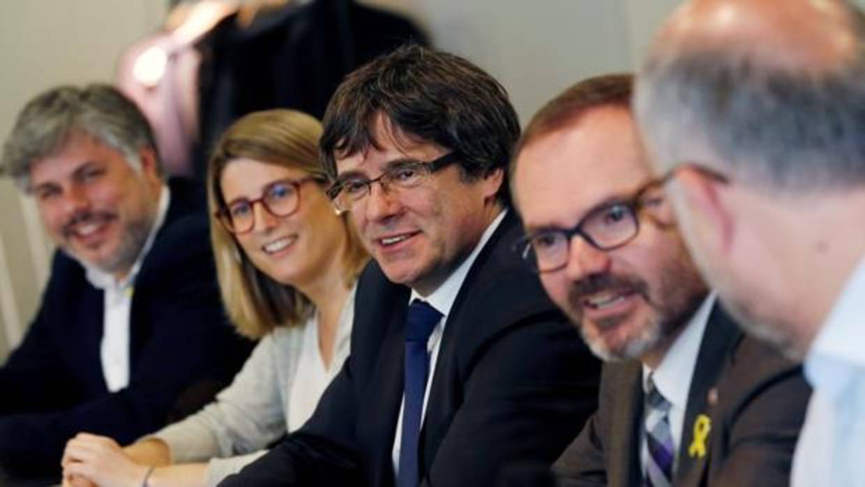 Puigdemont, con los líderes de Junts per Catalunya