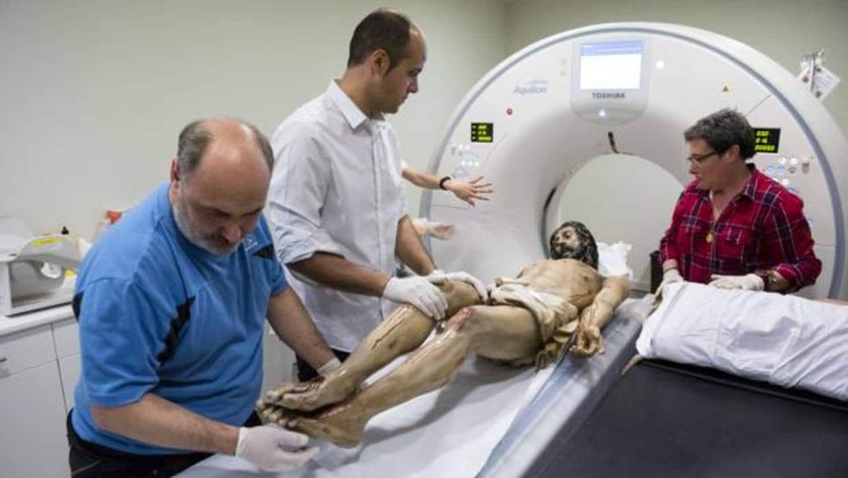 La imagen del Cristo Yacente de la Santa Vera Cruz de Béjar se somete a varias radiografías dentro de su proceso de restauración