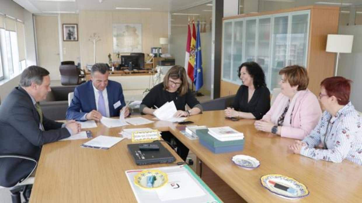 Rafael Martín y Regina Leal firman el acuerdo en la sede del Sescam en Toledo