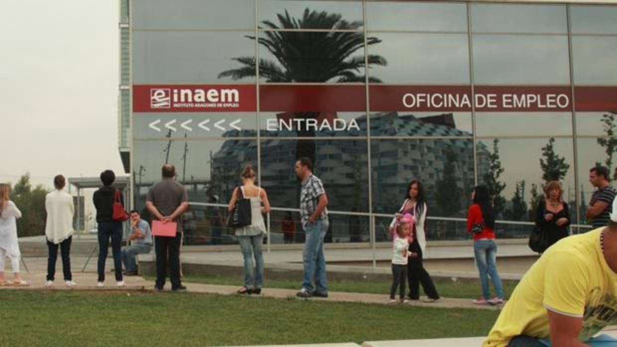 Desempleados haciendo cola a las puertas de una oficina del Instituto Aragonés de Empleo