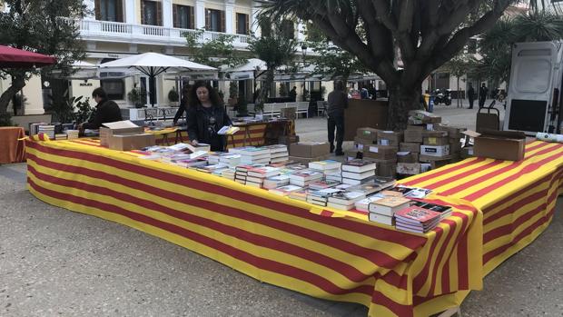 Denuncian que ERC de Ibiza dio chapas de Junqueras a escolares en el Día del Libro