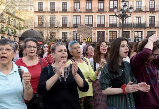 Las mujeres corearon «No es abuso, es violación»