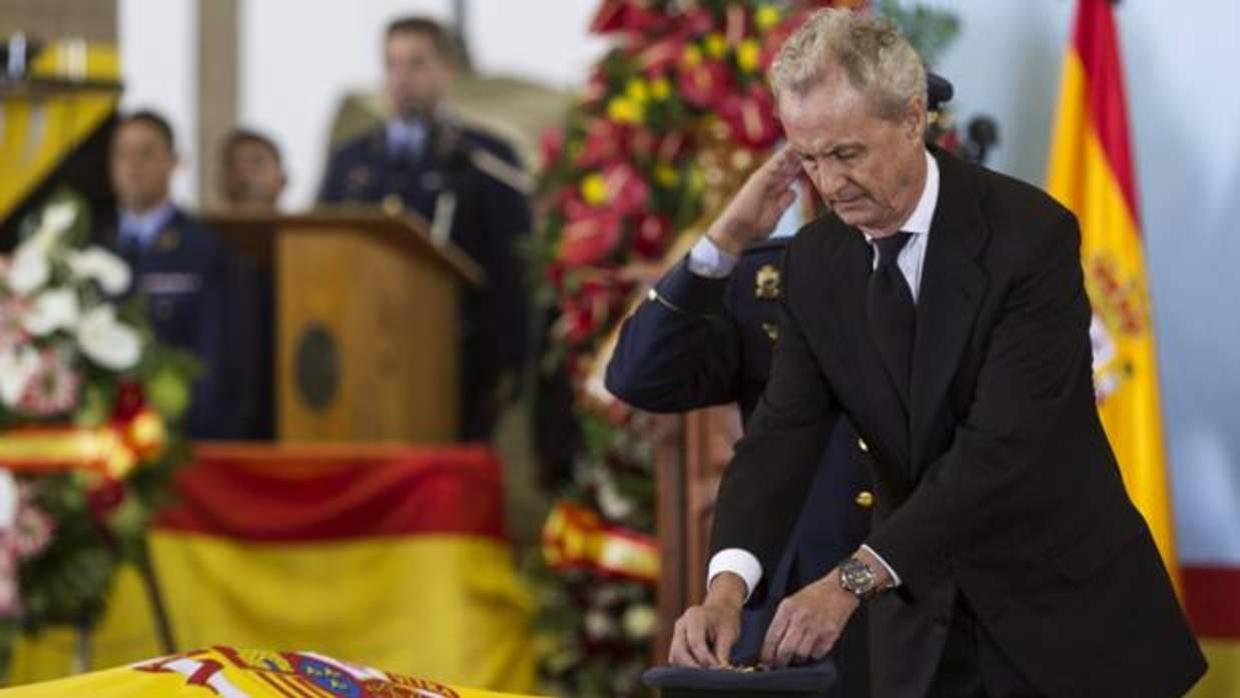 El ex ministro de Defensa, Pedro Morenés, condecorando a los cuatro militares fallecidos en Canarias en 2014