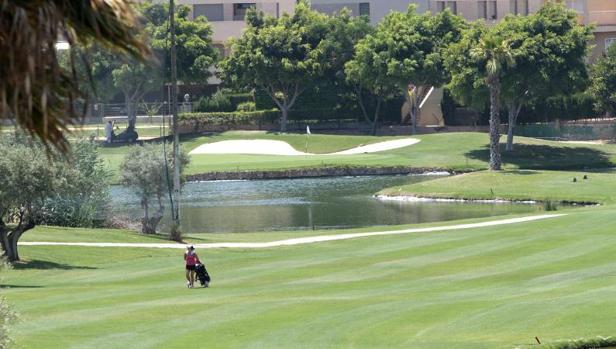 Hospitalizado con múltiples lesiones al caerse con un «buggy» en un campo de golf en Alicante