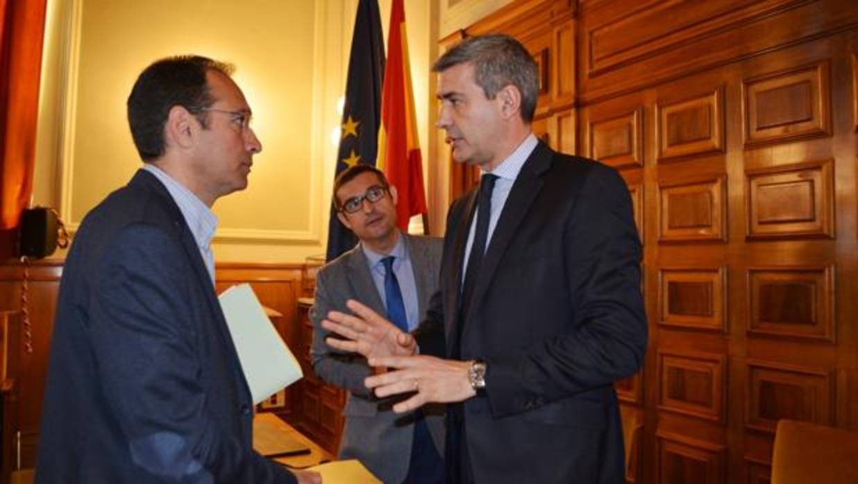 El presidente Álvaro Gutiérrez conversa con el portavoz Santiago García en presencia de Fernando Muñoz